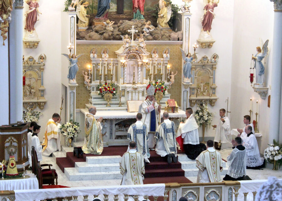 Blessing during the pontiical High Mass