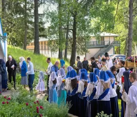 During the annual ceremonies in honor of the Queenship at Mary Immaculate Queen Parish (Rathdrum, Idaho), the procession pauses while all the faithful in turn approach to place a flower before the statue of Our Blessed Mother.